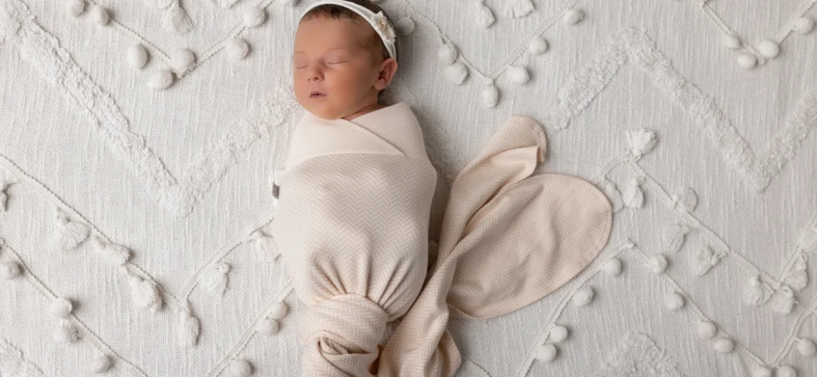 Viele frischgebackene Eltern fragen sich - Wie kann mein Baby ruhig und sicher schlafen